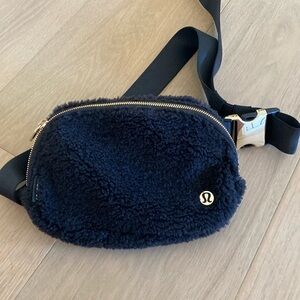 Lululemon Fleece belt bag BLACK